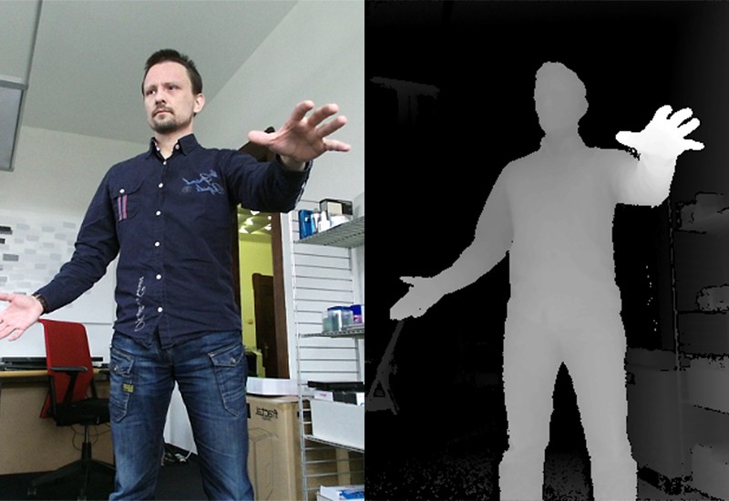 Nick im Selbsttest vor einem bereits verfügbaren sogenannten RGB-D-Sensor: Das Bild rechts zeigt die Tiefenberechnung. Teile seines Körpers, die weiter hinten im Raum sind, erscheinen dunkler als die nach vorn gerichtete Hand. [Quelle: ö_konzept]