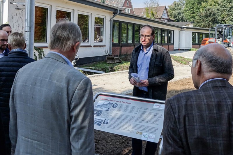 Auch an kleineren Pulttafeln wird Interessantes aus der Geschichte der Fachwerkstadt präsentiert.