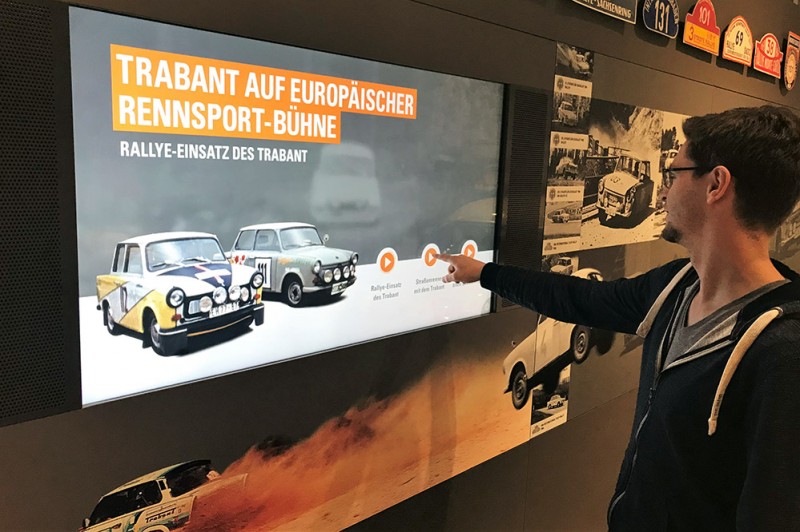 Fleißig am Ausprobieren: Mediendesigner Simon Bachmann.