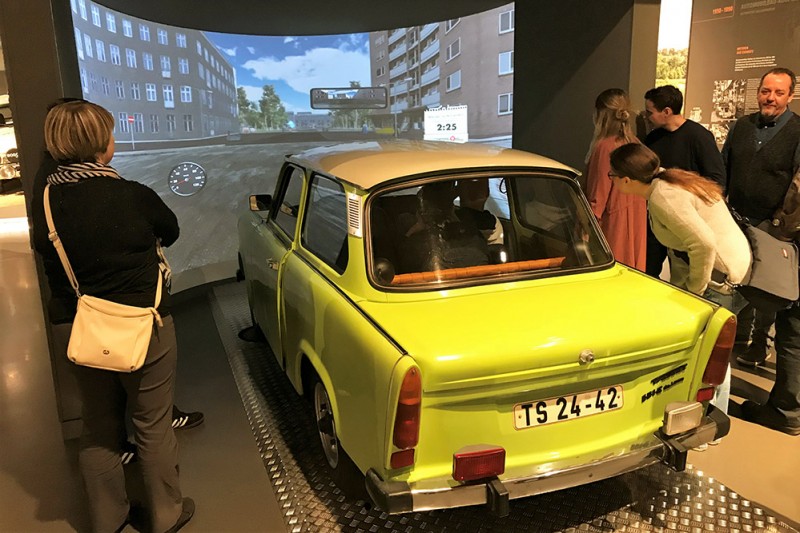 Achtung, Fußgänger! Die Web-Abteilung bricht in der vollbesetzten Pappe mit sämtlichen Verkehrsregeln der DDR.
