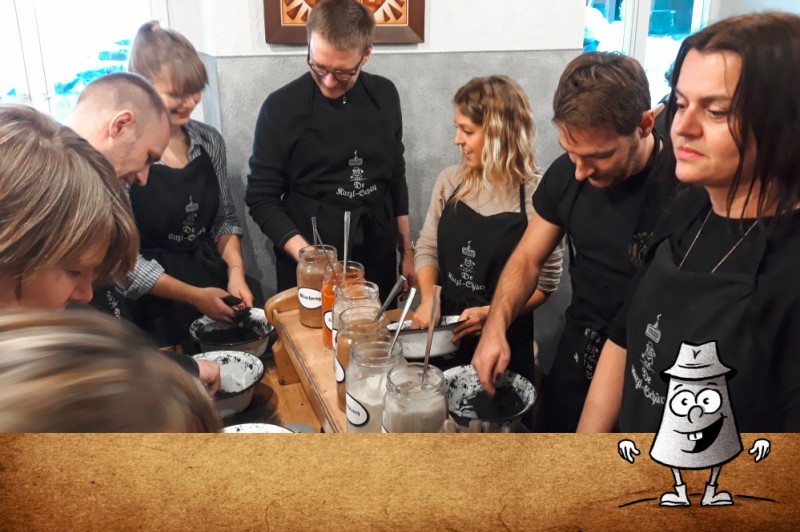 Die Experten: Fachsimpeln über die Konsistenz und Duftkomponenten der Karzlmasse.