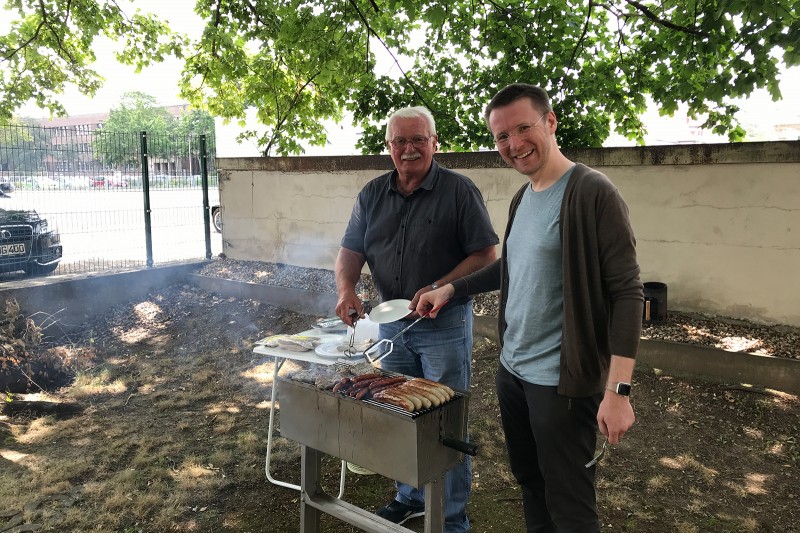 Unsere treue Seele Achim und Master of Barbecue Robert in ihrem Element.