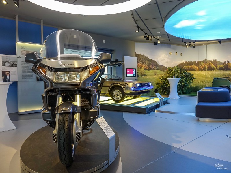 Im Hintergrund versteckt er sich: der DeLorean aus »Zurück in die Zukunft«.