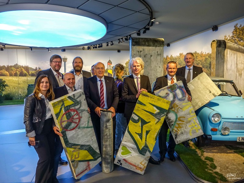 Mit einem symbolischen Durchbrechen der Mauer wurde die Ausstellung eröffnet.