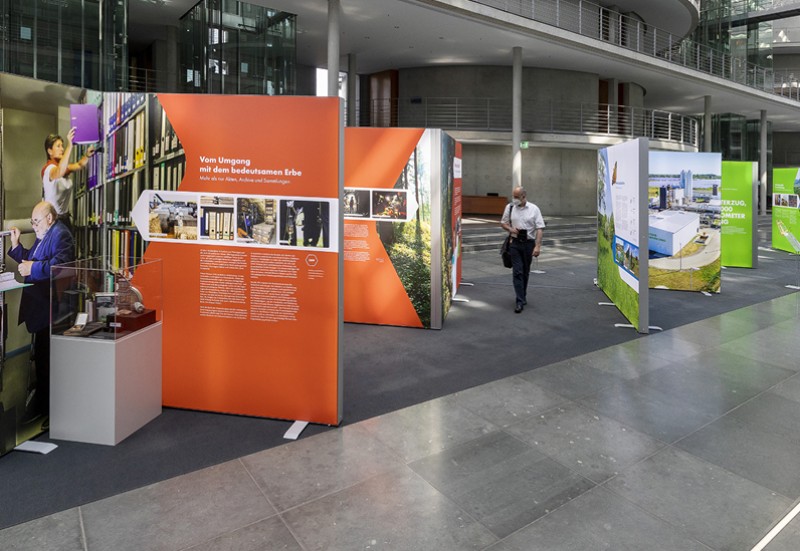 Im Erdgeschoss des Paul-Löbe-Hauses können Bundestagsabgeordnete und Gäste die Ausstellung besuchen.