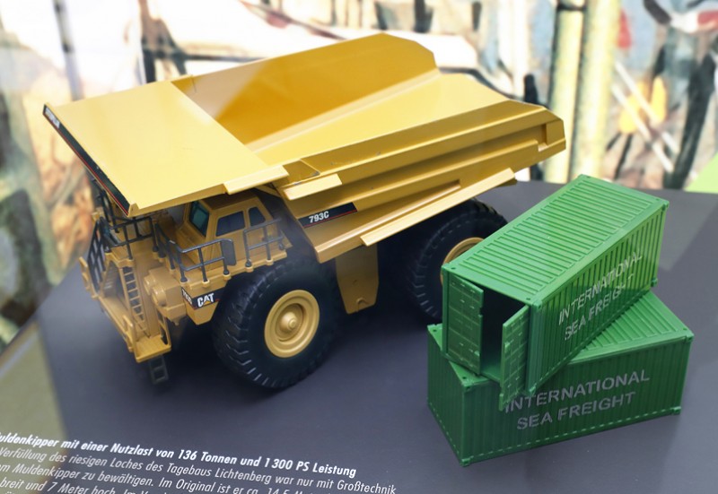 Muldenkipper vs. Seecontainer – gigantisch auch die bei der Sanierung eingesetzte Technik.